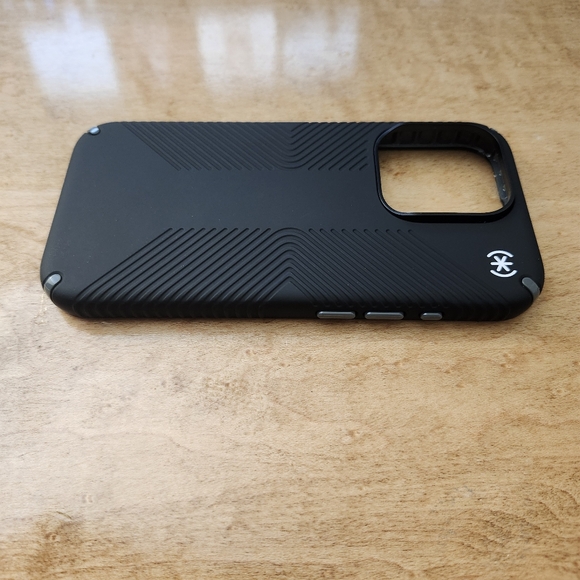 Speck Apple iPhone 15 Pro Presidio 2 Grip Case with MagSafe - Black - Picture 4 of 7